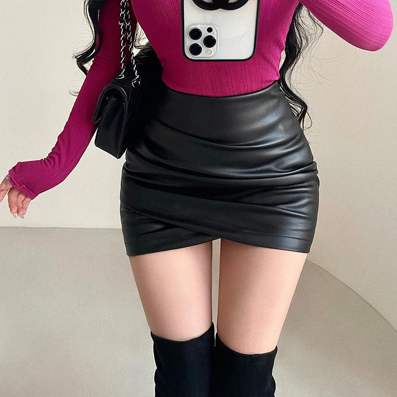 Sexy Kunstleder-Minirock mit Rüschen – Figurbetonter High-Waist Rock im A-Linien-Stil